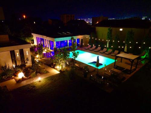 - une vue sur la piscine la nuit dans l'établissement Mamaia Moments Villa, Mamaia Nord, à Mamaia Nord – Năvodari
