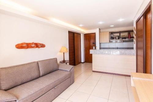 a living room with a couch and a kitchen at [KaririBeach319] Incrível Flat 2qts à beira-mar in Cumbuco