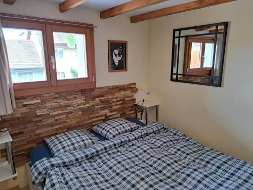 Schlafzimmer mit einem Bett und einem Fenster in der Unterkunft "Les Echalas" Appartement indépendant avec cuisine en Lavaux Unesco in Chexbres