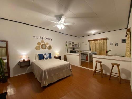 sypialnia z łóżkiem i kuchnią w obiekcie Casa Colibri w mieście Copán