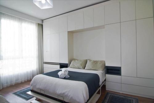 una camera da letto con un letto con un orsacchiotto sopra di Modern City Getaway - Immerse Yourself In Luxury a Istanbul