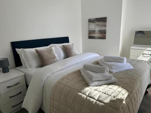 Cama ou camas em um quarto em New Sandpiper Apartments