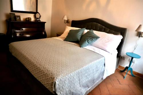 a bedroom with a bed with white sheets and pillows at La Dimora Degli Etruschi in Celle sul Rigo