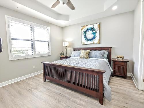een slaapkamer met een groot bed en een raam bij Luxury Oasis - Pool, BBQ, Patio - Cape Coral, Florida in Cape Coral