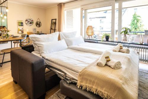 twee bedden in een woonkamer met handdoeken bij FeWo Ahrperle-modernes Apartment-Balkon-Kurviertel in Bad Neuenahr-Ahrweiler