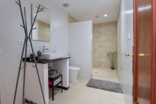 La salle de bains est pourvue d'un lavabo et de toilettes. dans l'établissement Casa Sunshine Paradise, à Vecindario