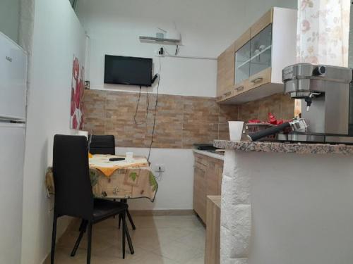 een kleine keuken met een kleine tafel en een televisie bij Casa Vacanze Vista Mare in Agrigento