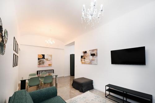 een woonkamer met een tafel en een tv bij VATICAN DESIGN APARTMENTS in Rome