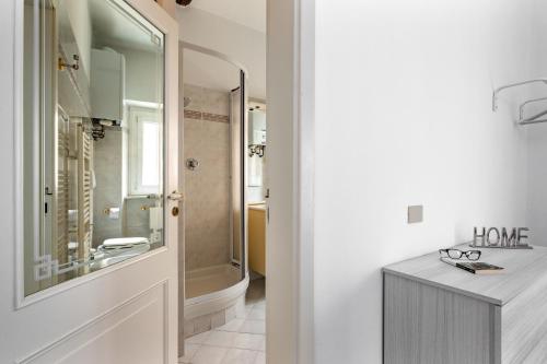 La salle de bains est pourvue d'un lavabo et d'un miroir. dans l'établissement Seaside Apartment Genova, à Gênes