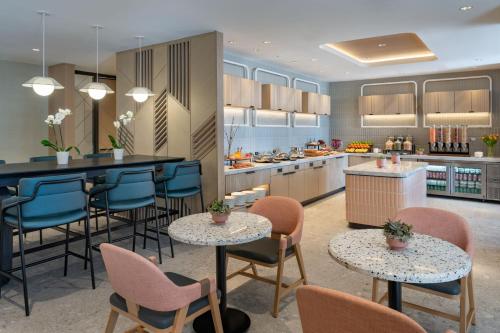 a kitchen with two tables and chairs and a counter at Miami Marriott Biscayne Bay in Miami