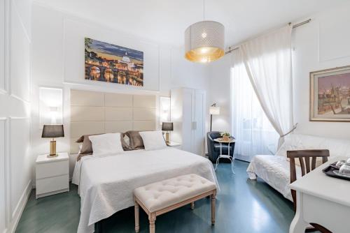 ein weißes Schlafzimmer mit einem großen Bett und einem Tisch in der Unterkunft Glint House Roma in Rom