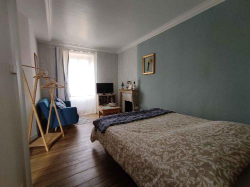 1 dormitorio con 1 cama y 1 habitación con ventana en La Flavignienne en Flavigny-sur-Ozerain