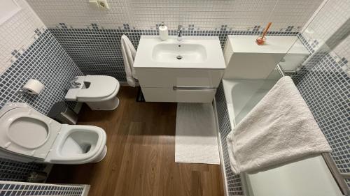 a bathroom with a toilet and a sink at Atico Canet de Berenguer in Canet de Berenguer
