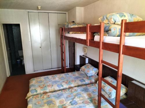 Lliteres en una habitació de Chambre Quadruple avec Salle de Bains Privative 1