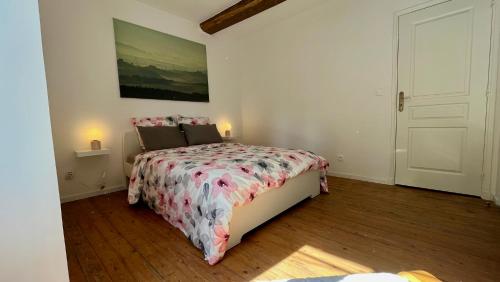 um quarto com uma cama num quarto com uma porta em L'Escapade de Pierrefonds par Your Sweet Loc em Pierrefonds