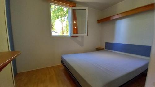 Schlafzimmer mit einem Bett und einem Fenster in der Unterkunft ARDECHO O'HARA B in Saint-Lager-Bressac