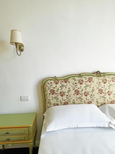 1 dormitorio con 1 cama y mesa auxiliar en B&B ISOLA Messina, en Messina