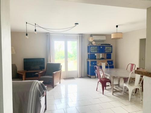 Maison de vacances pour 6 personnes au cœur du Gers電視和／或娛樂中心