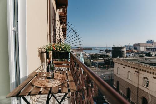 balcone con tavolo e vista sulla città di DOMUS MARINA Rooms a Napoli