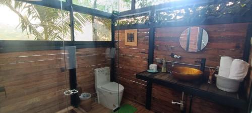 Ένα μπάνιο στο Glamping Montecarlo Domo Geodesico y Sauna Finlandés Guatapé