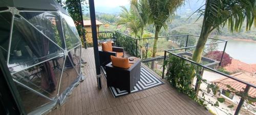 Μπαλκόνι ή βεράντα στο Glamping Montecarlo Domo Geodesico y Sauna Finlandés Guatapé