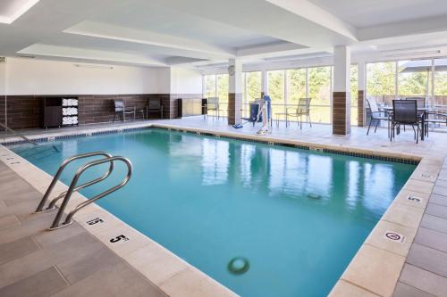 una gran piscina de agua azul en un edificio en Fairfield Inn & Suites Burlington, en Burlington