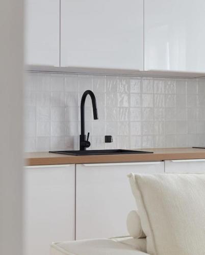 une cuisine avec un évier et un comptoir dans l'établissement Apt design, proche Champs Elysées, à Paris