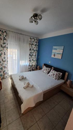 a bedroom with a large bed with blue walls at Cosy apartment in Perea