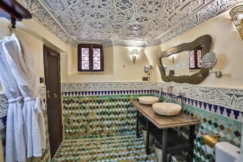 La salle de bains est pourvue d'un lavabo et d'un miroir. dans l'établissement Riad Farouzi Fes, à Fès