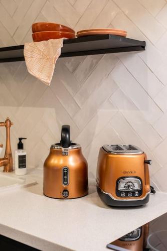 deux grille-pain assis sur un comptoir dans une cuisine dans l'établissement Luxuous loft in the jourdains'village-Imhost, à Paris