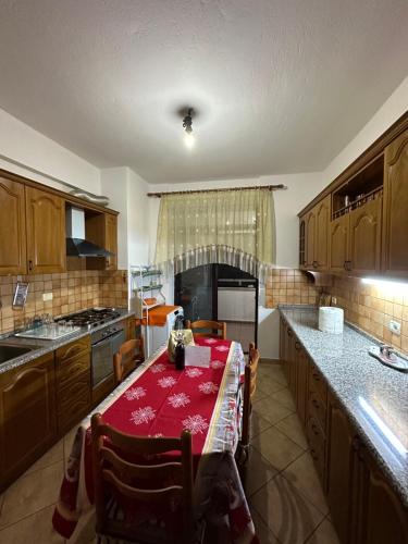 cocina con mesa y mantel rojo en Vintage Sea-View Apartment in Centre Durres en Durrës