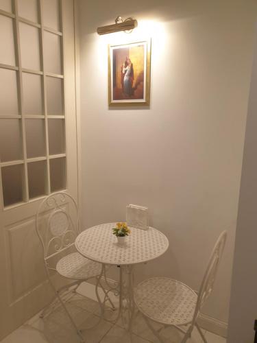 uma mesa e cadeiras num quarto com uma fotografia na parede em Elegante Monolocale - Macchi 1920 em Milão