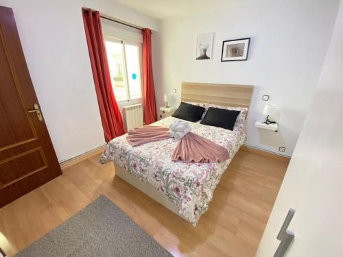1 dormitorio con cama y ventana en Habitación interior en Madrid en Madrid
