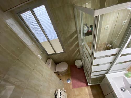 W łazience znajduje się umywalka, toaleta i lustro. w obiekcie Habitación interior en Madrid w Madrycie