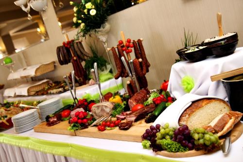 a buffet of food with meat and vegetables on a table at Hotel Łokietek in Czajowice