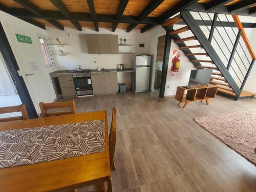 un salon avec une table et une cuisine dans l'établissement Mantra, à San Carlos de Bariloche