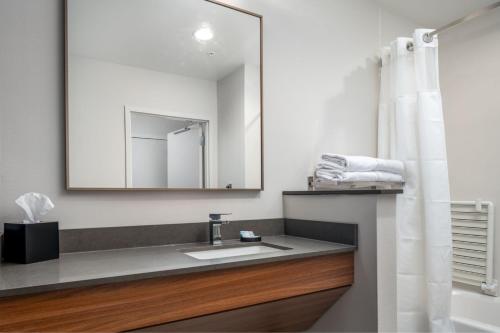 ein Bad mit einem Waschbecken und einem Spiegel in der Unterkunft Fairfield by Marriott Inn & Suites Albertville in Albertville