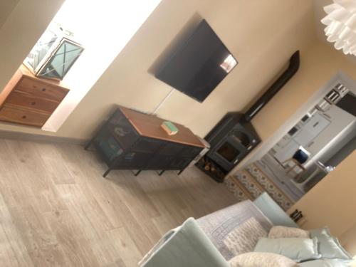 a living room with a couch and a flat screen tv at Un encanto en el corazón de Vejer con terraza privada in Vejer de la Frontera