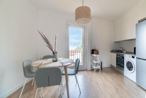 - une cuisine et une salle à manger avec une table et des chaises dans l'établissement La Terracita, à Vigo
