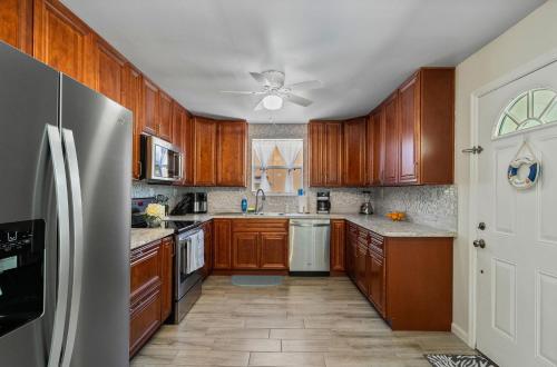 Cuisine ou kitchenette dans l'établissement Cozy Beach Home in Weeki Wachee -Hernando Beach with Salt Pool