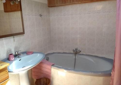 une salle de bain avec une baignoire et un lavabo dans l'établissement Gîte le Soleirol, à Malbosc