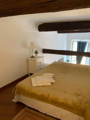 une chambre avec un lit avec deux serviettes dessus dans l'établissement Apartment 33 on The Old Historic Senate Square, à Nice