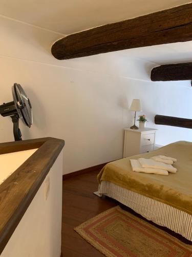 une chambre avec un lit et une table avec une lampe dans l'établissement Apartment 33 on The Old Historic Senate Square, à Nice