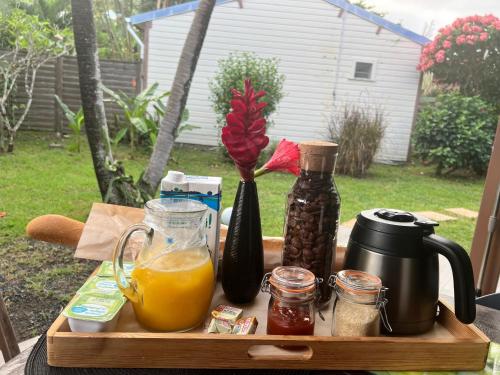 デエエにあるBaz créoleの木製の切り板(オレンジジュースのピッチャー付)