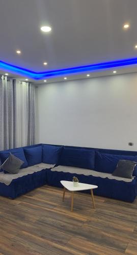 - un canapé bleu dans le salon avec une table dans l'établissement Bujtina Rakaj, à Bogë
