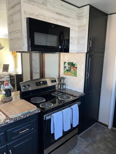 Peaceful & Cozy 3 bedroom Ranch-Home w/Fireplace tesisinde mutfak veya mini mutfak