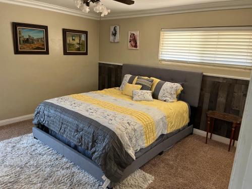 1 dormitorio con cama y ventana en Peaceful & Cozy 3 bedroom Ranch-Home w/Fireplace, en Hemet
