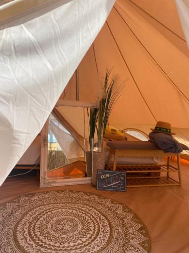 扎達爾的住宿－Camping Perla，一间设有一张地毯和一张桌子的帐篷的房间