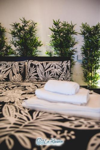 two white towels sitting on top of a bed at La Riviera in Scalea