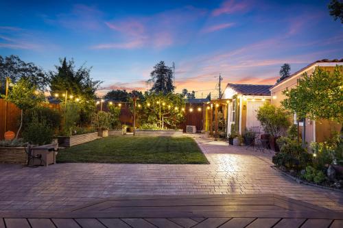 Un jardín fuera de Relax in a Gorgeous 6 Person Quaint Home